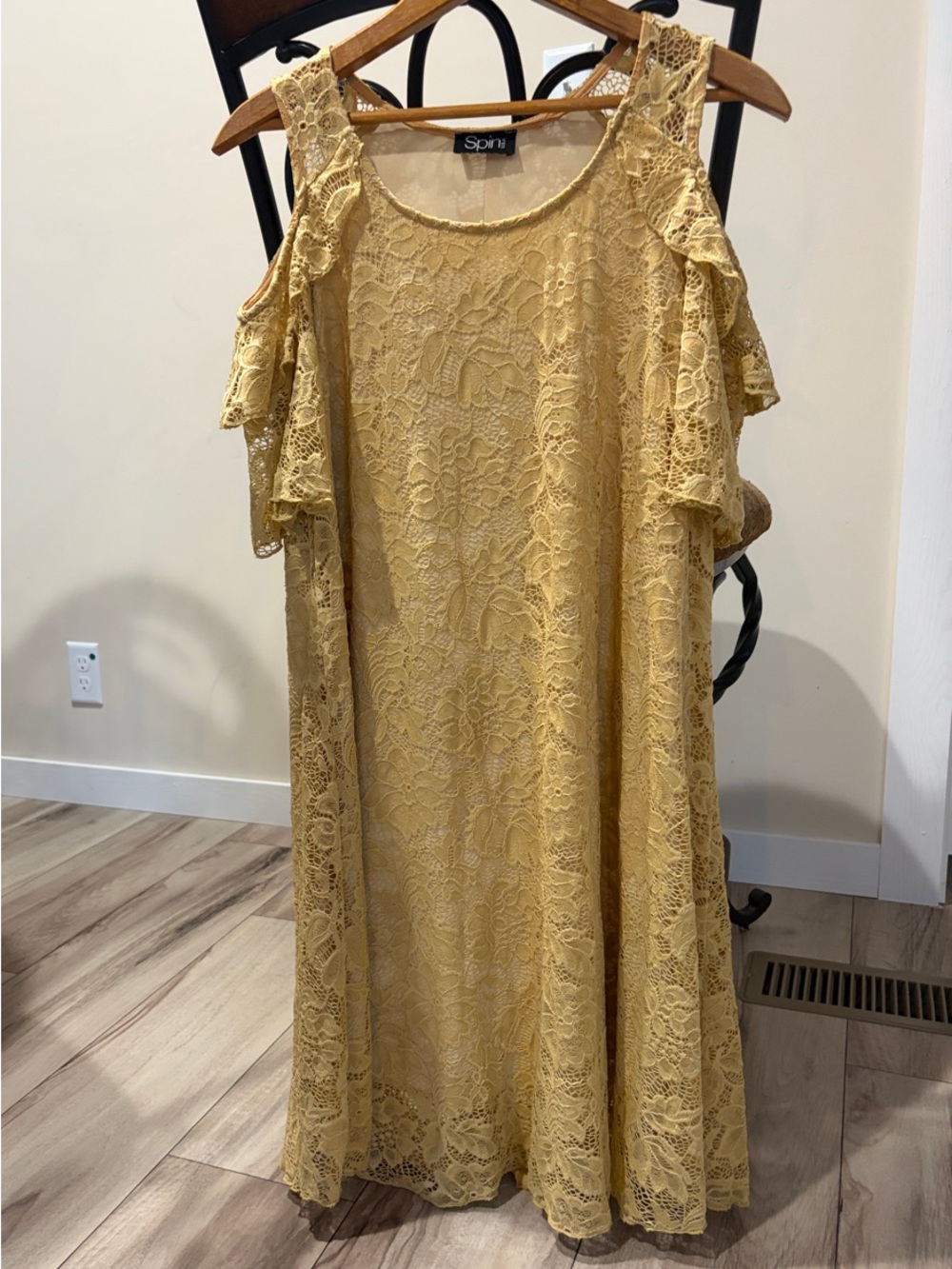 Spin golden Lace Cold-Shoulder dress